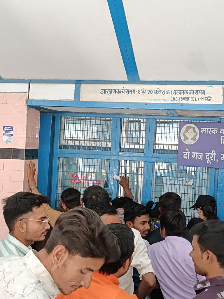 Aryan_Porwal1's tweet photo. @IRCTCofficial @RailMinIndia @RailwaySeva This is in reference to the station Fatehpur (FTP - 212601), where only one counter is working and other staff are moving here and there. During the festival season when passengers are in great need to move from one place to another. https://t.co/oLqcemKAfX