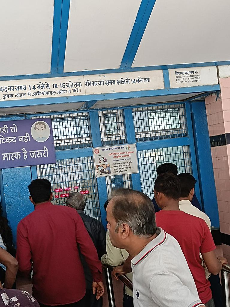 Aryan_Porwal1's tweet photo. @IRCTCofficial @RailMinIndia @RailwaySeva This is in reference to the station Fatehpur (FTP - 212601), where only one counter is working and other staff are moving here and there. During the festival season when passengers are in great need to move from one place to another. https://t.co/oLqcemKAfX
