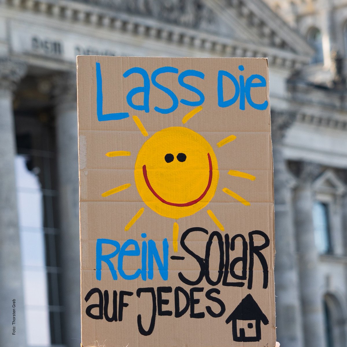 Heute: #Solargipfel☀️des @BMWK. Wir brauchen dringend eine bundesweite Solarpflicht bei Neubau, Umbau &amp; Sanierung für alle geeigneten Dachflächen &amp; andere geeignete versiegelte Flächen. Der 🚦-Koalitionsvertrag greift hier deutlich zu kurz. Das ist verantwortungslos, liebe <a href="/fdp/">FDP</a>