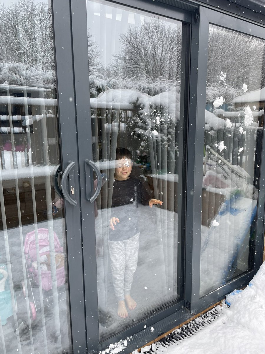 Snow bear made ✔️ Theo’s not keen on snow but pretty sure Zara loves it like me ❄️☃️