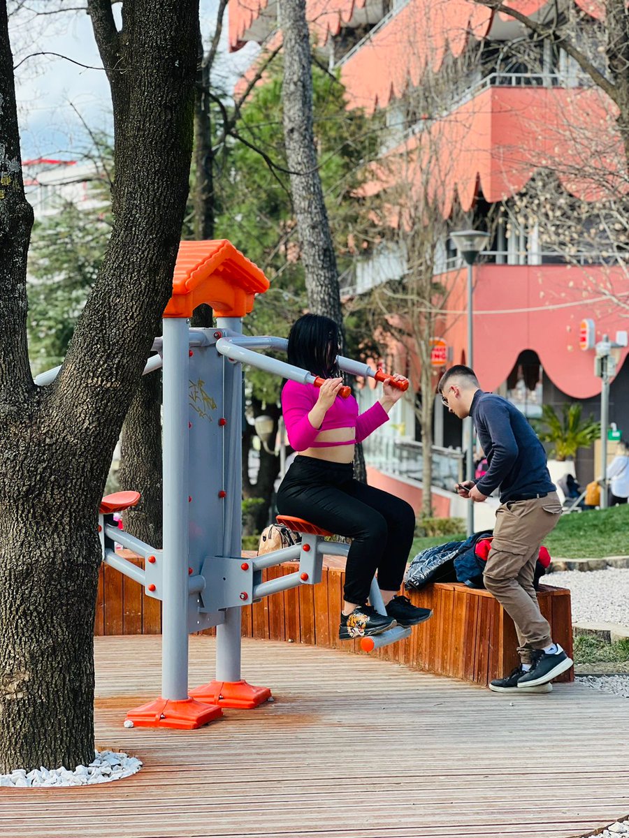 aprtirana's tweet photo. Mirëmëngjes nga palestra e hapur në Parkun e Liqenit!🏋️♀️🏋️♂️🏋️
#lifesport
#parkuiliqenit
#tiranakryeqytetievropianisportit2023 https://t.co/YhP3VYFm9u