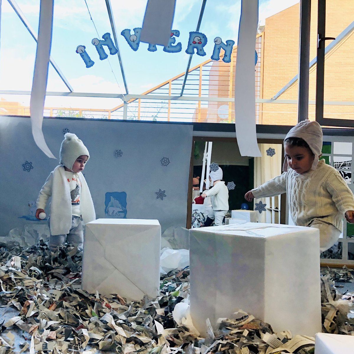 ColegioQuercus's tweet photo. ¡El Primer Ciclo de Infantil se ha teñido de blanco!
❄️Los peques de 1 año celebran el invierno con esta gran actividad sensorial.❄️
#ColegioQuercus #EducaciónInfantil #FiestaDelInvierno #Invierno #Blanco #Sensorial #BoadillaDelMonte https://t.co/PWnsCaeQpv