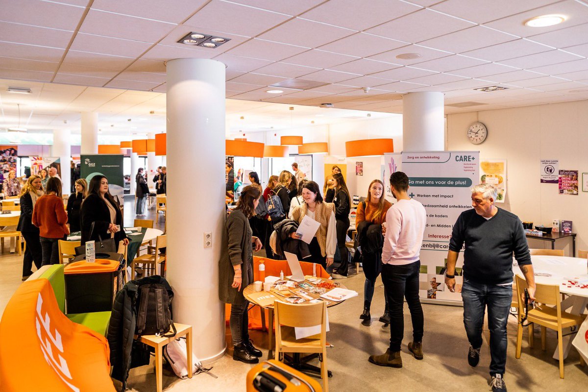 Wat een succes! Woensdag was onze jaarlijkse stage- en banenmarkt. Studenten en alumni maakten kennis met 60 organisaties. Bedankt voor jullie enthousiaste bijdrage.
#wijzijnfontys #fontysforsociety #socialestudies #socialwork #stage
#baan #praktijk

Fotograaf: Lieke van den Oord