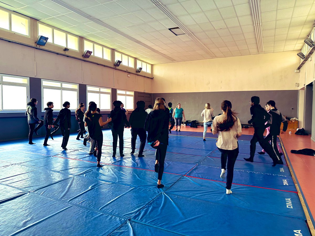 Clg_Ferry13_EDD's tweet photo. Let’s move : Projet né d’une séquence d’Anglais avec des 4e. Nos élèves ont pris conscience de leurs #habitudesalimentaires ainsi que de leur #hygienedevie
Les élèves, les professeur.e.s et les AED répètent à l’aide d’une enseignante d’EPS la célèbre chorégraphie de Beyoncé #ODD3 https://t.co/gpeidNckJ1