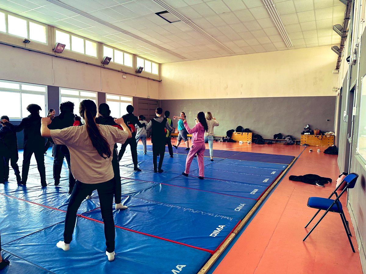 Clg_Ferry13_EDD's tweet photo. Let’s move : Projet né d’une séquence d’Anglais avec des 4e. Nos élèves ont pris conscience de leurs #habitudesalimentaires ainsi que de leur #hygienedevie
Les élèves, les professeur.e.s et les AED répètent à l’aide d’une enseignante d’EPS la célèbre chorégraphie de Beyoncé #ODD3 https://t.co/gpeidNckJ1