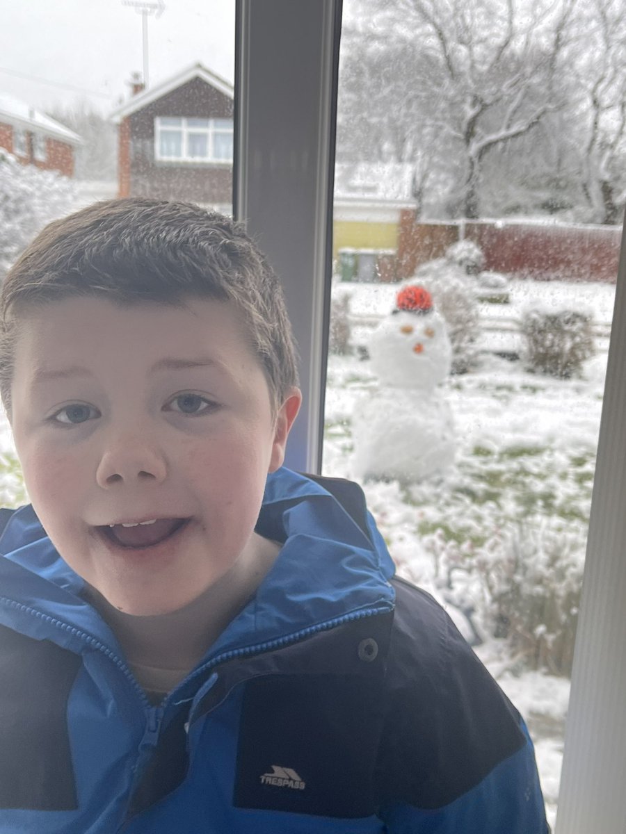 amanda_edmonds's tweet photo. @heygarthyear4 Unfortunately mum is working today so before she started I used all my snow to build frosty ☃️ https://t.co/cBcsg66HN2