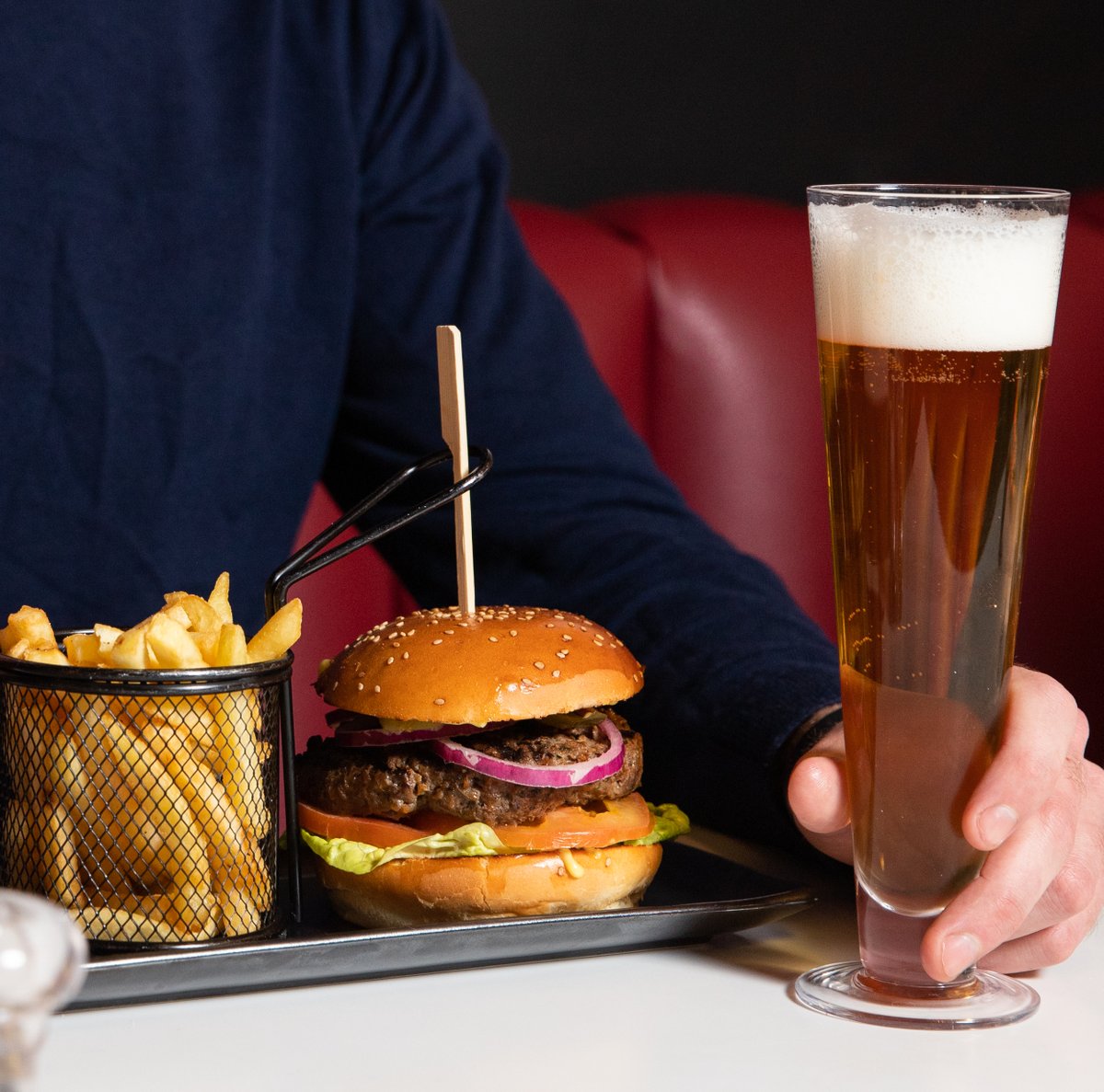 Ready to indulge this weekend? Our juicy 8oz British beef burger is the perfect way to kick things off, paired with crispy fries and an ice-cold beer 🍺 #londonrestaurant #londonfoodscene #kensington