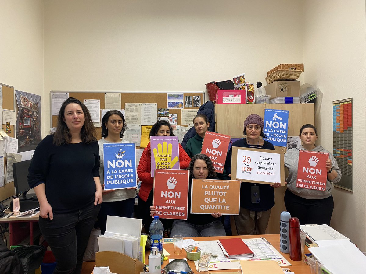 Ce matin, pour notre 4e jour d’occupation de l’école maternelle Lesseps Paris 20, nous avons reçu le soutien de <a href="/20emeauxEnfants/">Le 20eme aux Enfants - Paris 💔</a> et de <a href="/Ul20Fcpe75/">💔 UL20 FCPE PARIS</a>. Merci !! On continue notre mobilisation contre la fermeture de classe ! 💪🏻
<a href="/CKerrero/">Christophe Kerrero</a> <a href="/PapNdiaye/">Pap Ndiaye</a> <a href="/SimonnetDeputee/">Danielle Simonnet</a> <a href="/EricPliez/">Eric Pliez</a>