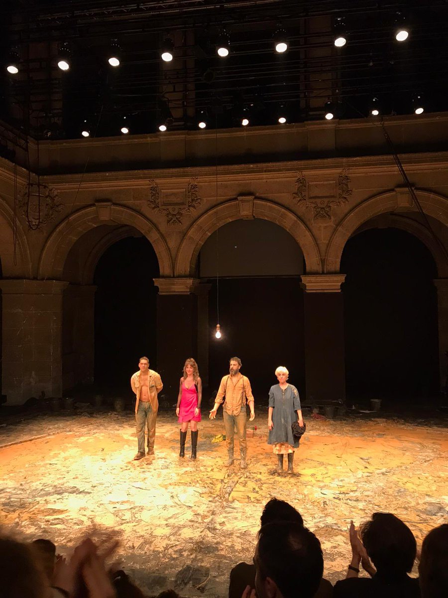 Tom na Fazenda au théâtre  <a href="/ParisVillette/">Théâtre Paris-Villette</a>. Remarquable adaptation brésilienne de Tom à la ferme ! Un moment de théâtre incandescent, fervent, puissant. En somme exceptionnel voire essentiel. Courez-y, c’est jusqu’au 1er avril ! <a href="/babaioff/">marimari</a> <a href="/adriendevan/">Adrien de Van</a>