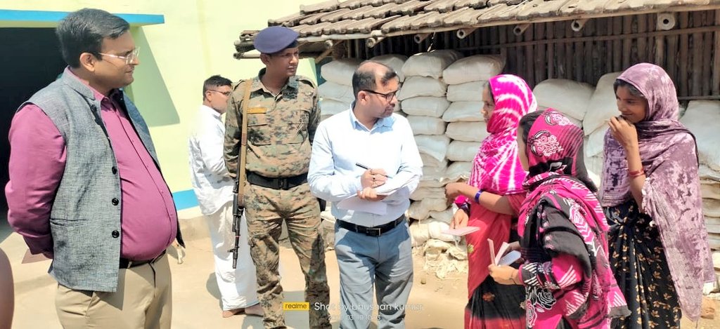 dcpakur's tweet photo. जनवितरण प्रणाली व्यवस्था को और दुरुस्त करने,ल��भुकों को सही समय पर खाद्यान्न मिल रहा है या नहीं तथा उनकी अन्य समस्याओं से अवगत होने के उद्देश्य से आज लिट्टीपाड़ा प्रखंड अंतर्गत विभिन्न जनवितरण प्रणाली दुकानों का निरीक्षण किया।सभी डीलरों को आवश्यक दिशा निर्देश दिया‌।
@JharkhandCMO https://t.co/aghfh5pADI