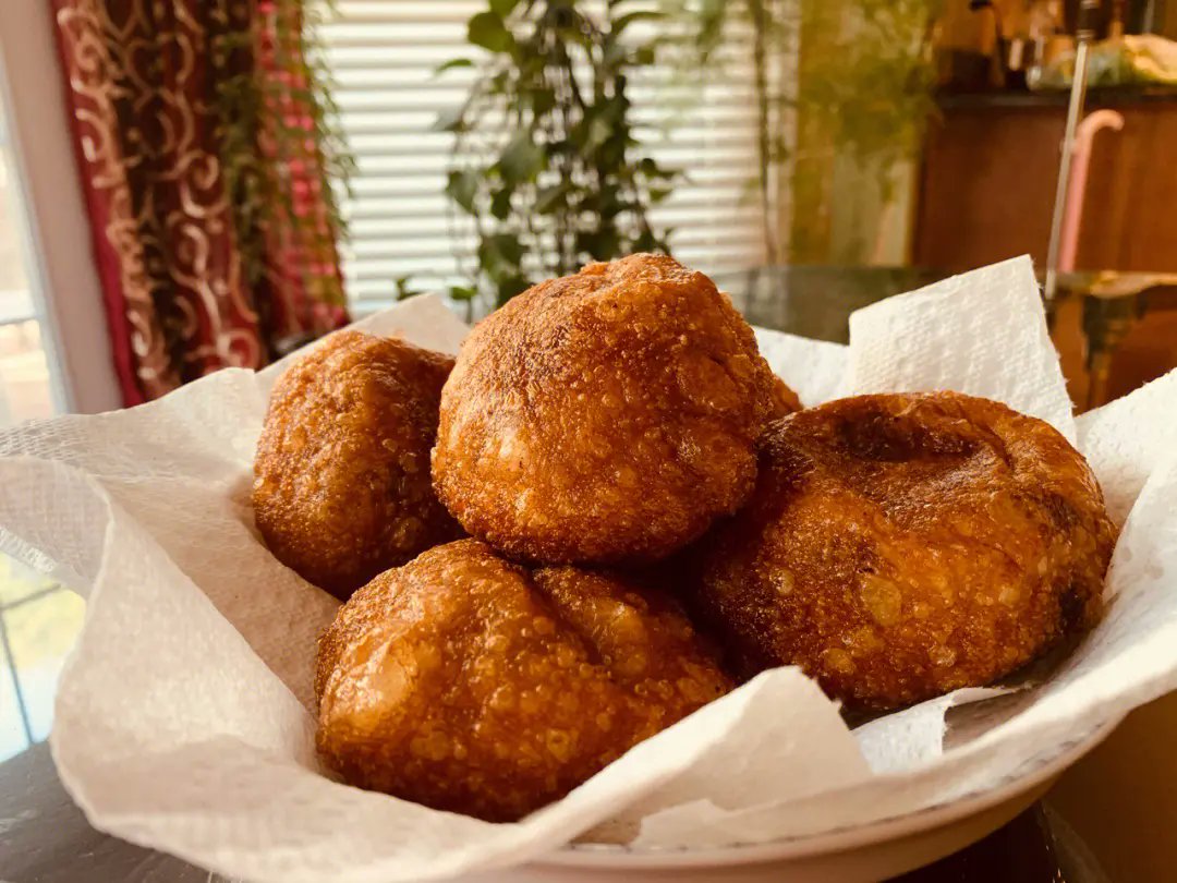 HuntingFood1's tweet photo. 【耳朵眼炸糕 Earhole Fried Cake】The cake is Tianjin’s traditional snack with a history of more than one hundred years. https://t.co/6G8AyQmMDx