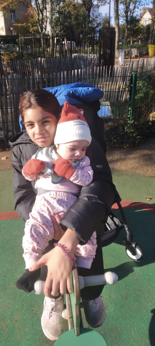 sarahfrikh's tweet photo. Alerte absolue🚨
1 couple et ces enfants vivent dehors avec ce vent violent, ils ont besoin d'1 toit en urgence? 
le Papa travaille!
Elle m'a ddé de ne pas cacher le visage de ces enfants car elle est en pleurs et ne comprend pas que personne en l'aide.
@VilleArgenteuil @GMothron https://t.co/mOyaRwx4an