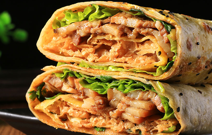HuntingFood1's tweet photo. 【煎饼果子 Pancake-jianbing Guozi】
Pancake is made of green bean flour, eggs, cracker or the crunchy “crisp fritter”, with additional seasonings of fermented flour sauce, chopped green onion and hot pepper sauce. https://t.co/PSRxF5TNf4