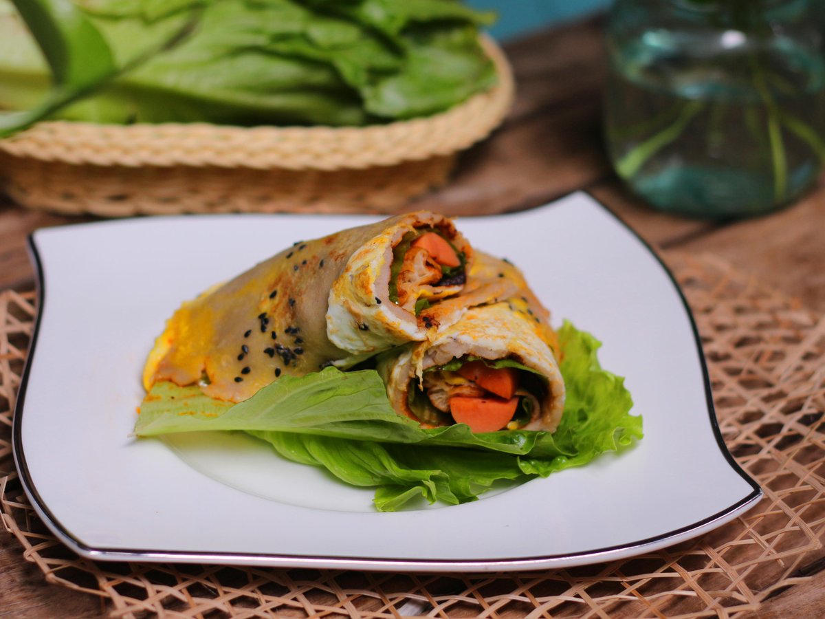 HuntingFood1's tweet photo. 【煎饼果子 Pancake-jianbing Guozi】
Pancake is made of green bean flour, eggs, cracker or the crunchy “crisp fritter”, with additional seasonings of fermented flour sauce, chopped green onion and hot pepper sauce. https://t.co/PSRxF5TNf4