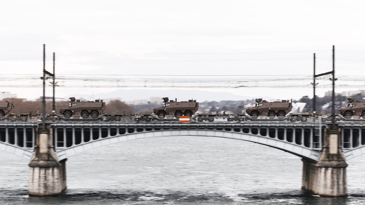 armeedeTerre's tweet image. Où ça évolue un Griffon, sur terre, en l'air ou sur l'eau ?
Les nôtres, ils passent partout.

Vers où à votre avis 🌍 ?
#MissionsOps #MissionLynx #LogOps @comlogterre1
📸 A. Cullati