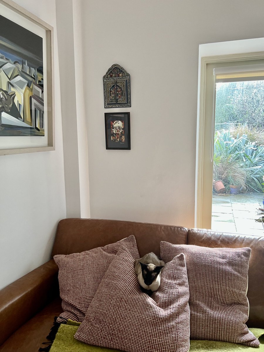 LucindasIreland's tweet photo. Garbo …and the boys. #Siamese #Iwanttobealone https://t.co/ITFfKXoJoh