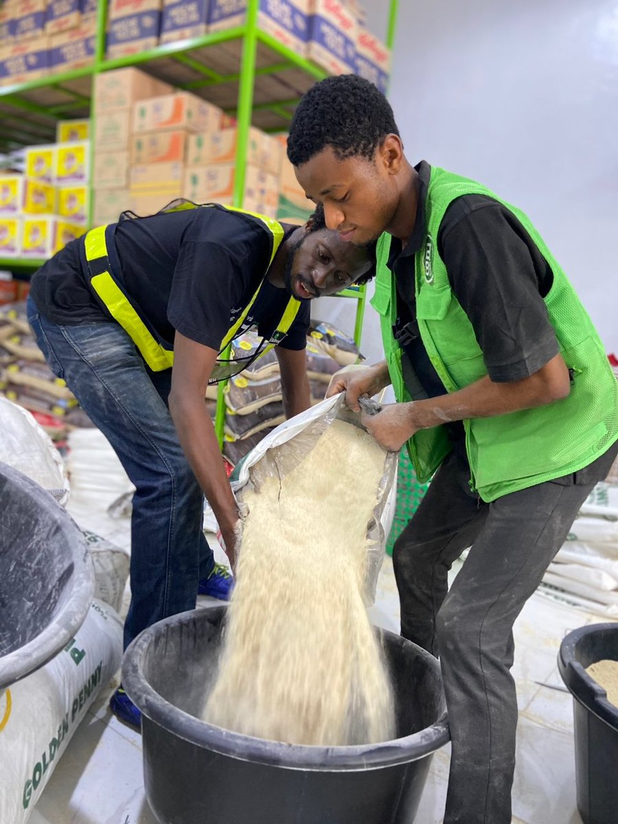 OlayeyeOlusegun's tweet photo. A day in the life of a volunteer.

The life of a volunteer is never dull.

#volunteer #volunteering #servicetohumanity #tgif #lagosfoodbank #lfbi https://t.co/okF1uMkcx0