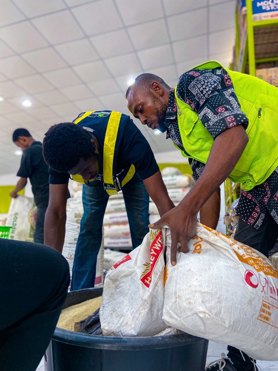 OlayeyeOlusegun's tweet photo. A day in the life of a volunteer.

The life of a volunteer is never dull.

#volunteer #volunteering #servicetohumanity #tgif #lagosfoodbank #lfbi https://t.co/okF1uMkcx0
