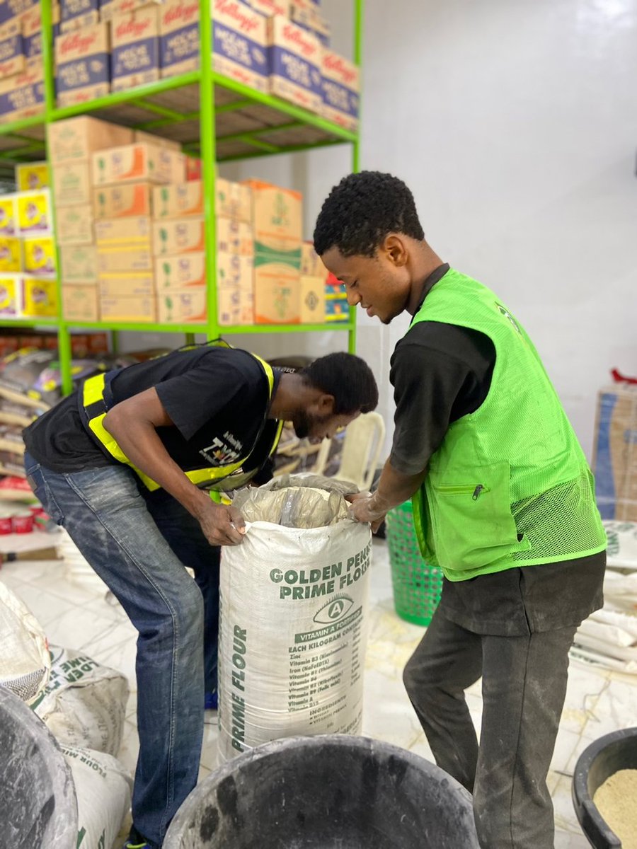 OlayeyeOlusegun's tweet photo. A day in the life of a volunteer.

The life of a volunteer is never dull.

#volunteer #volunteering #servicetohumanity #tgif #lagosfoodbank #lfbi https://t.co/okF1uMkcx0