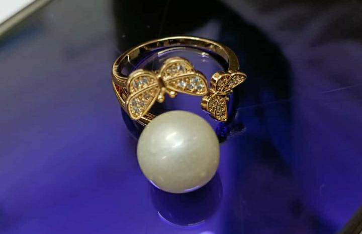 Dio_Nzee's tweet photo. Jumat Berkah. Cincin mutiara air laut low grade. Yg serius order bisa  DM ya. No PHP. Biar Allah Ta'ala yg kirim pembeli lewat cara NYA. 
Bantu RTL ya bila lewat. Terima kasih 🙏. @axdwin https://t.co/12Fj1Fkh4c