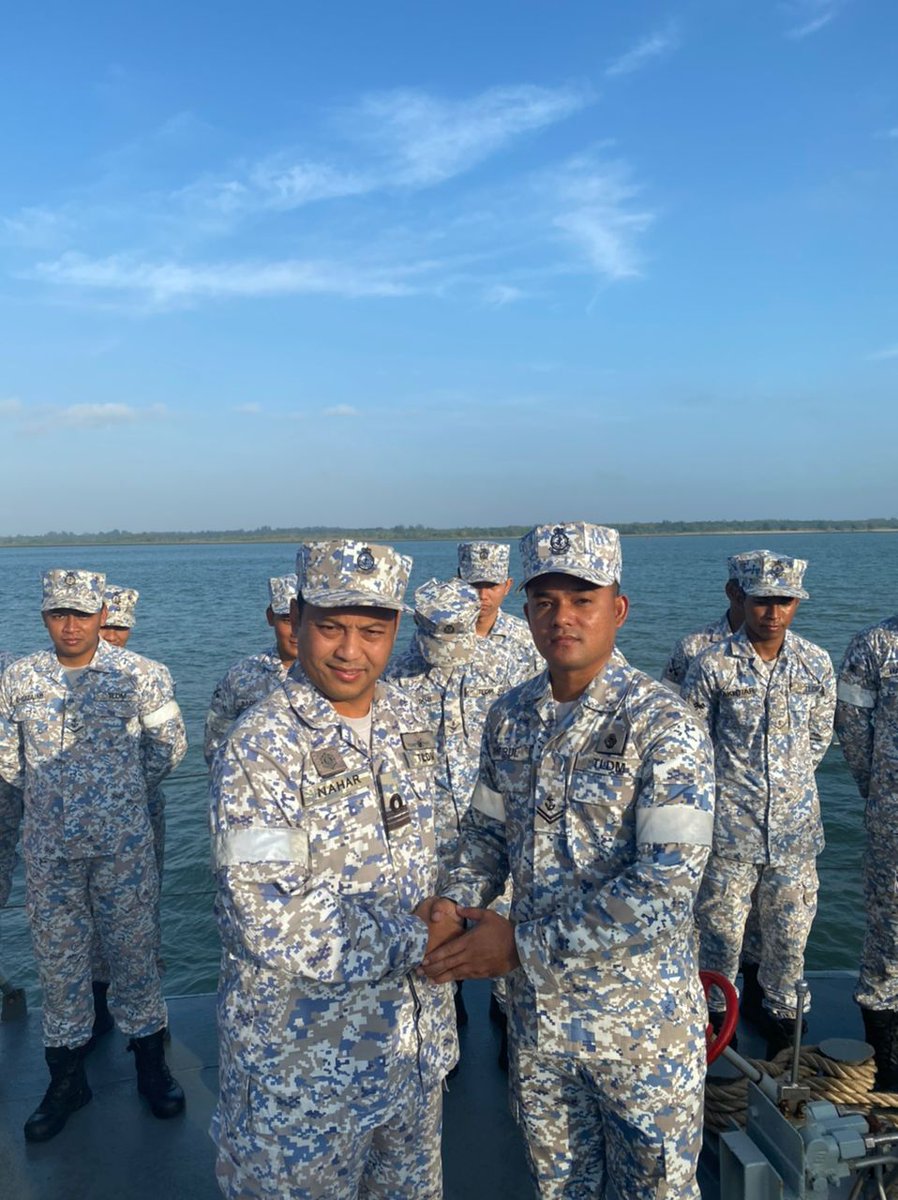 10 Mac: Majlis pemakaian pangkat warga KD HANDALAN selesai dilaksanakan. Semoga warga yang diraikan lebih cemerlang di masa hadapan.

“Rank does not confer privilege. It imposes responsibility”

 #VenomCrew3511
<a href="/tldm_rasmi/">Royal Malaysian Navy</a>
<a href="/Mawilla_1/">MAWILLA 1</a>