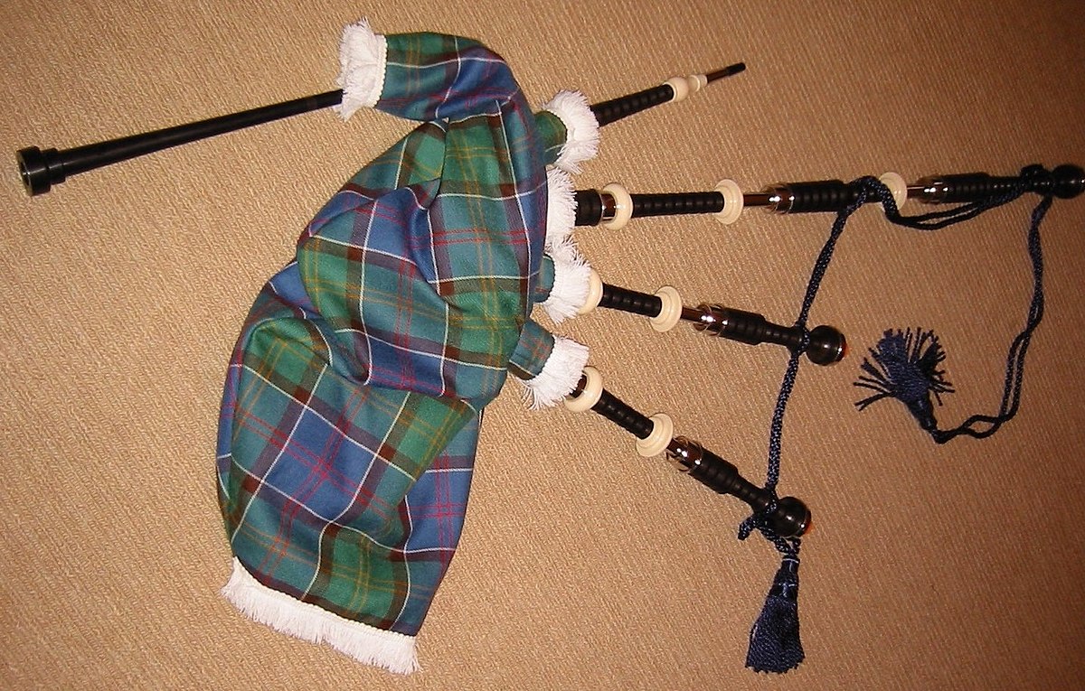It’s International Bagpipe Day.

Here’s Rona Lightfoot playing a 2/4 march, strathspey and reel on the bagpipe. The names of the tunes are 'John MacDonald of Glencoe', 'Arniston Castle' and 'Alex C. MacGregor’. The recording was made in 1953 by <a href="/EU_SSSA/">SSSA</a>. 
tobarandualchais.co.uk/track/53530?l=…