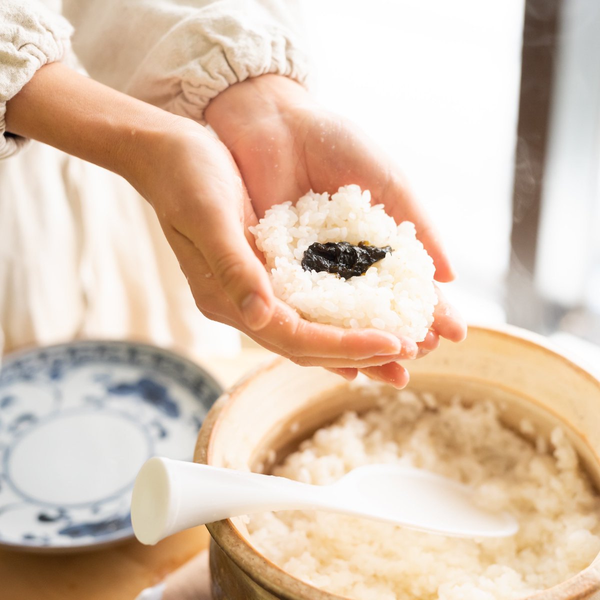 enchu_store's tweet photo. 本日は、旅するおむすび屋さん🍙 こと、菅本香菜さん @Kana314 が遠忠商店にいらっしゃいましたー😊

今回は出来たての新製品、横須賀一番摘み生炊きのり佃煮とおむすびを合わせていただきました😊

菅本さん、本日はありがとうございました🙇‍♂️

#遠忠食品
#旅するおむすび屋
#菅本香菜
#おむすび
#佃煮 https://t.co/oEJyqQQBCF