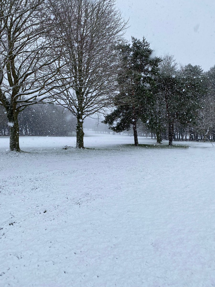 Snow has arrived ☃️❄️☃️❄️
Not as much as some but enough #WinterWeather #courseclosed 🤔