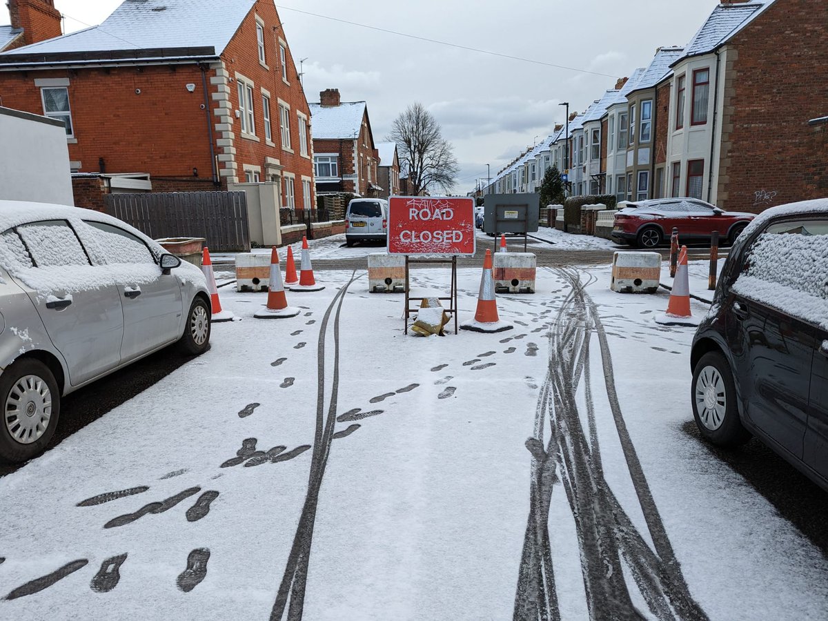 SPACEforHeaton's tweet photo. A light dusting of #snow doesn't just make the place look pretty, it shows how many people like to make use of streets protected by traffic filters, both new and old!
Walk or ride carefully today, enjoy the quite streets, and let your Councillors know you like them and want more https://t.co/rzrghSJePn