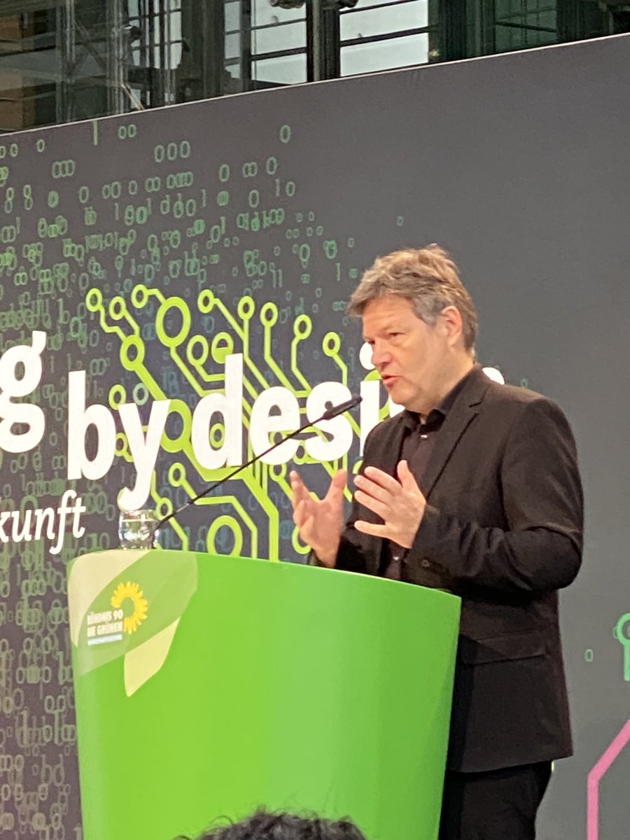 alexbonde's tweet photo. „Mit kluger #Digitalisierung können wir in Deutschland 30% CO2-Emissionen reduzieren - alleine durch effizientere Nutzung in den Sektoren Energie, Wärme, Industrie und Verkehr“ Vizekanzler und Wirtschaftsminister Robert Habeck #gdk23 #Wirtschaft #Klimaschutz #Innovation #StartUp https://t.co/8yCSWVGjDU