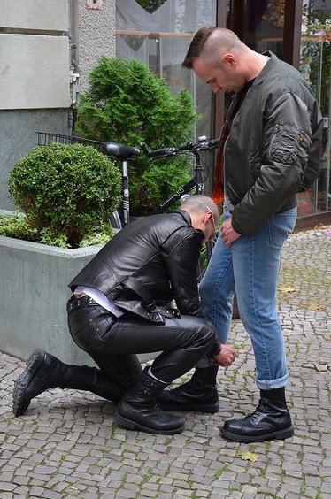 FrankKolt's tweet photo. that's the way I like it! master & his #leatherslut https://t.co/WukWMwpPfF