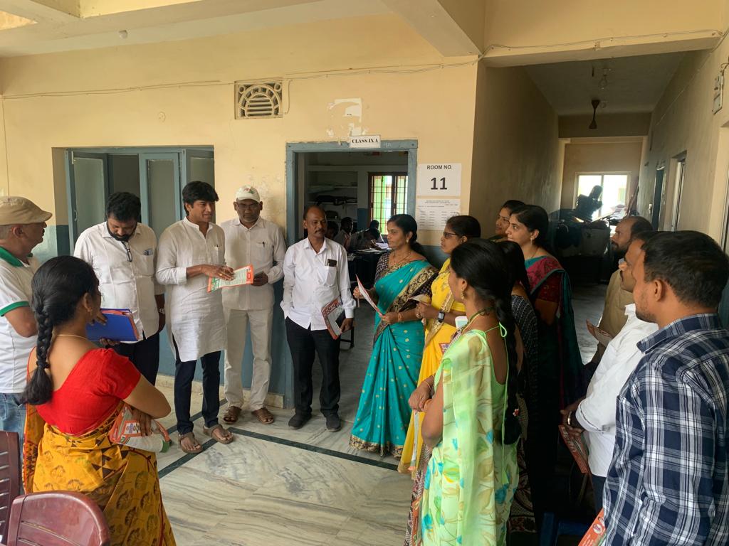 BjpKakinada's tweet photo. _మధురవాడ మార్చ్ 10_,

 ఉత్తరాంధ్ర పట్టబద్దుల ఎమ్మెల్సీ ఎన్నికలు క్యాంపెనిం గ్ విశాఖపట్నం మధురవాడ లో కాకినాడ జిల్లా భారతీయ జనతా పార్టీ చిలుకూరు రామకుమార్ ఎన్నికల ప్రచారంలో పాల్గొన్నారు. https://t.co/1ZlwfKnO2p