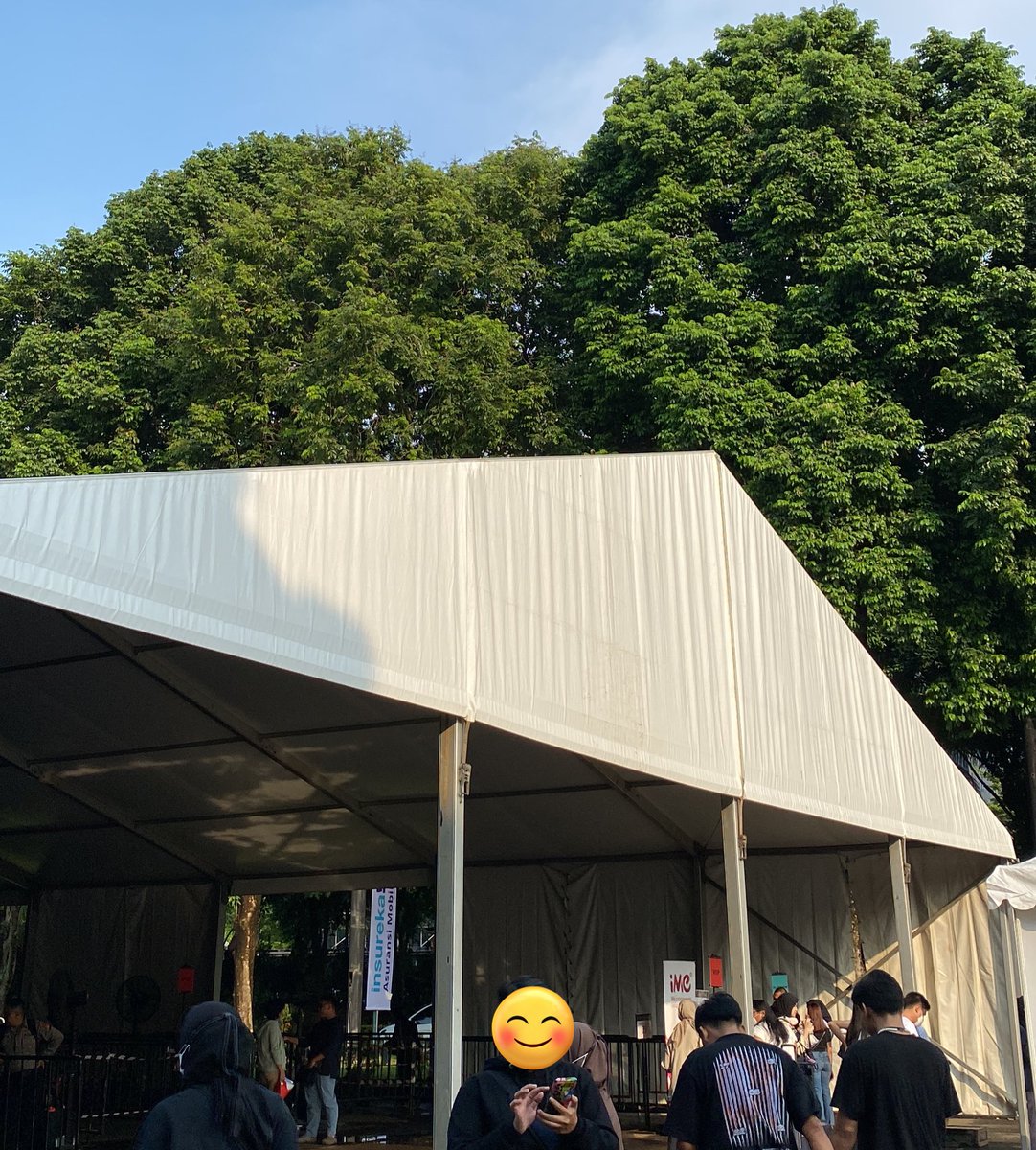 moonheejake's tweet photo. @mastamaaaa_ blink, tolong bantu larisin ya. bapak ini jualan beberapa kipas dan bando juga dengan harga terjangkau 20k-30k an. bapak nya lokasi nya di depan tenda/loket penukaran tiket https://t.co/iue0wxxN4F