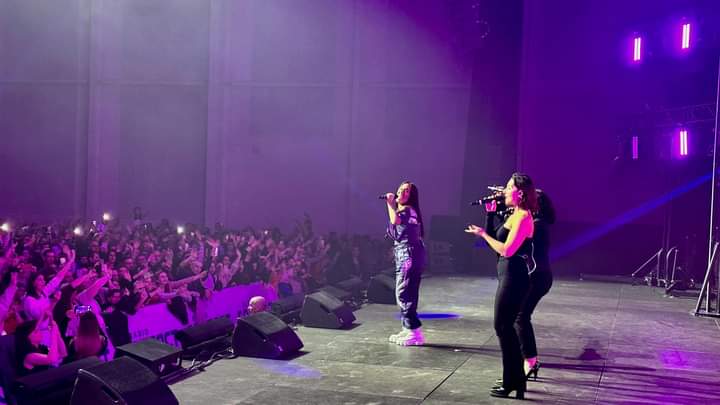bent_world_2's tweet photo. Quelques photos du plateau d'artistes #CONTACTVIP, hier à la Cité des Congrès de Valenciennes, avec notamment notre @amel_bent 👑
- Crédits photos pages Facebook Radio Contact • FR / Laurent Degallaix (Maire de Valenciennes) ©️📷 (1) https://t.co/c6jZmPQx2C
