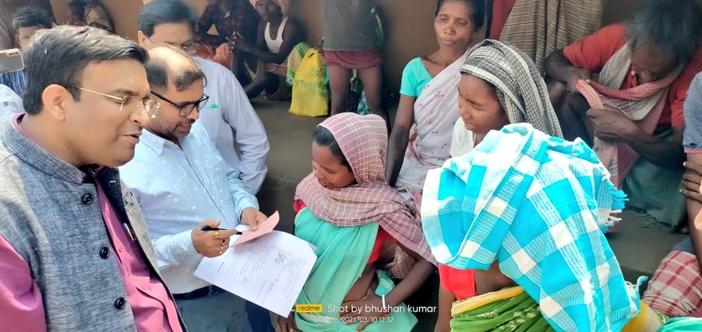 dcpakur's tweet photo. जन वितरण प्रणाली दुकानों के निरीक्षण के दौरान उपस्थित लाभुकों से भी फीडबैक लिया कि उन्हें ससमय और उचित मात्रा में खाद्यान्न मिल रहा या नहीं।
@JharkhandCMO 
@prdjharkhand https://t.co/UvTR8qIzxs