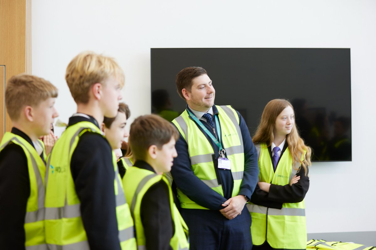 gwillsolutions's tweet photo. Goodwill were beyond happy to support @prologisuk  at their inaugural Careers Fair event at the Hub at DIRFT yesterday. A fantastic location &amp; an amazing place to show young people what fabulous #opportunities there are in the wide world of #logistics #supplychain #CareersWeek https://t.co/rULPhXGzWi