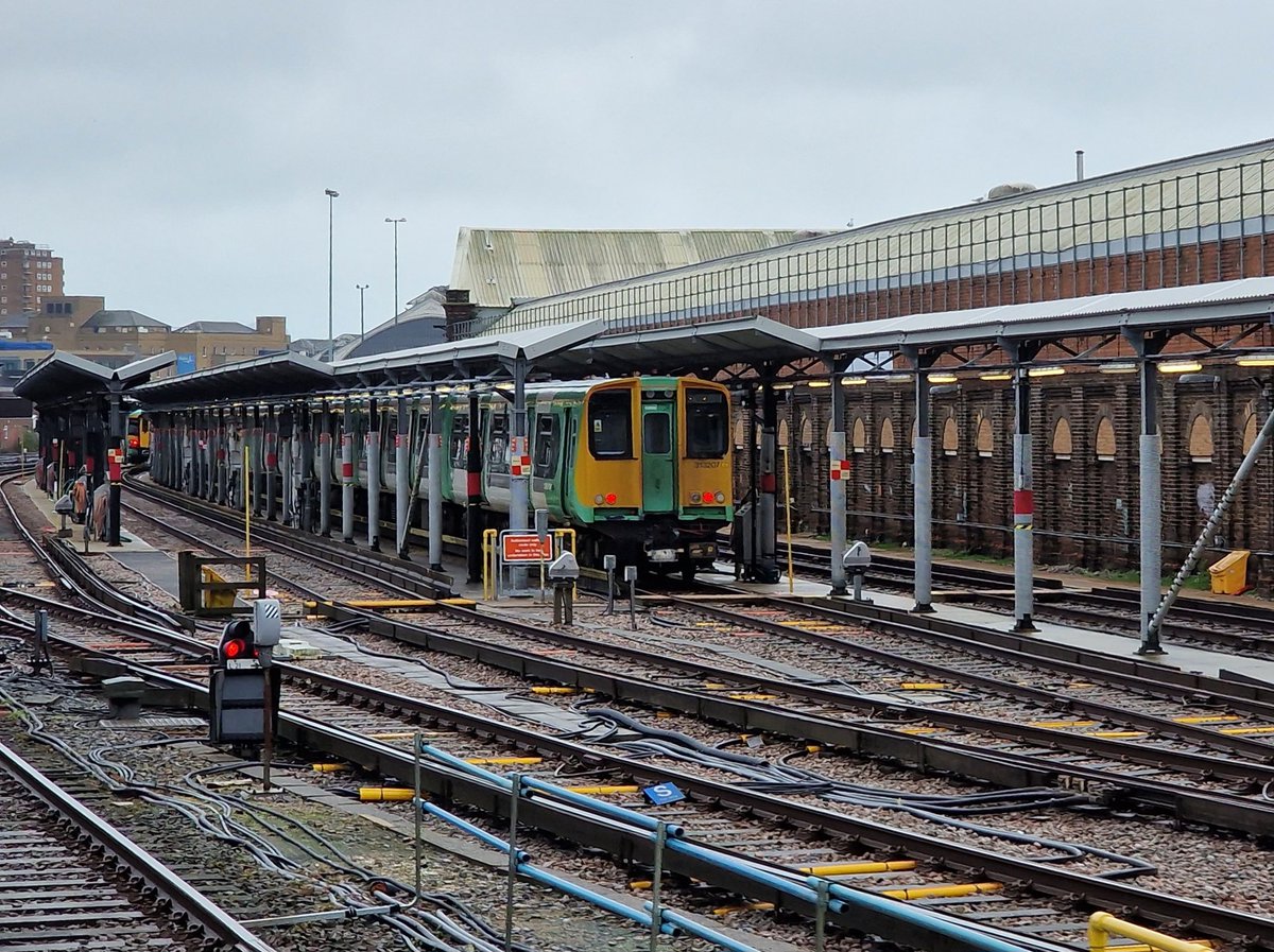fincra's tweet image. Lovers Walk this morning:

313207 sits guarding its 3 classmates from going to Scrap. 

3202, 3214 and 3217 are due to leave Mont 3 today, hauled by ROG, to Eastleigh for eventual scrapping. 

#class313 #PEP #Scrap #Brighton #Southern #GTR #BREL #depot