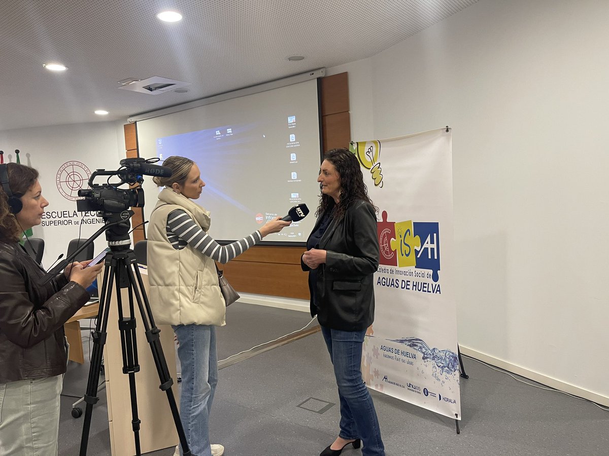 Comenzamos el acto de entrega de los premios del VI certamen TFM y TFG 🎓a la innovación social e innovación operativa y medioambiental, de nuestra Cátedra de Aguas de Huelva, en el salón de Grados de la <a href="/etsi_uhu/">ETSI UHU</a>. 
Puedes seguirlo vía Streaming 👇🏻
video.uhu.es/media/Entrega+…