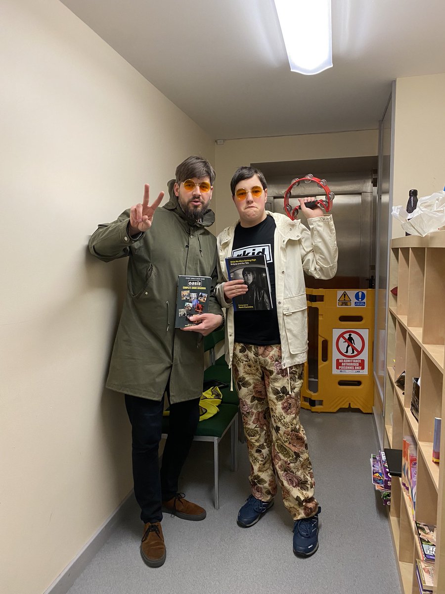WHS_MrDavies's tweet photo. Did the teacher ask the pupil to dress up or the pupil ask the teacher? You decide. 😂 🎸 🇬🇧 @zjfizz @WoodlandsHS @liamgallagher https://t.co/kYW6LJ6exc