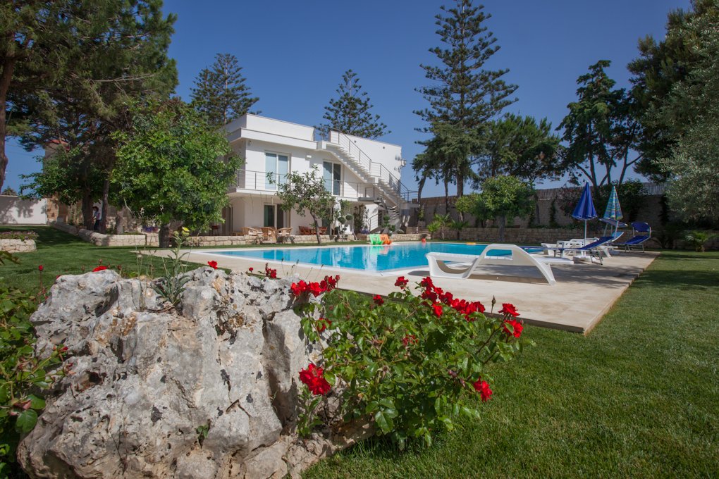 #Lastminute #Specialoffer #allinclusive ilgiardinodeicarrubi.it/en/category/of… in the #homeholiday with #Mediterranea #garden and infinity salt heated water #pool from 22 April to 13 May 2023 in the South-East #Sicily in #Donnalucata off 33% #familytime #beautifuldestination #beach 
#relax