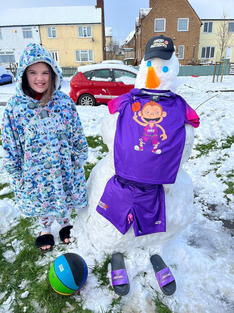 MAVS SNOWMAN COMPETITION 

Entry Number 4… don’t want to show an early bias but the sliders are a great touch 😂

#mavsmentality #snowman #snowday #basketball <a href="/bballengland/">Basketball England 🥇🥈</a> 💪💜🏀
