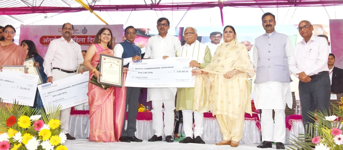 DIPROFatehabad's tweet image. लिंगानुपात में जिला फतेहाबाद को प्रदेश में मिला प्रथम स्थान
-मुख्यमंत्री @mlkhattar ने उपायुक्त जगदीश शर्मा को 5लाख रुपये का प्रथम पुरस्कार देकर किया सम्मानित
-जिला का लिंगानुपात 899 से बढक़र पहुंचा 950 पर
@MinistryWCD @DiprHaryana @devender_babli @KamleshDhanda1 @DDNewsHaryana