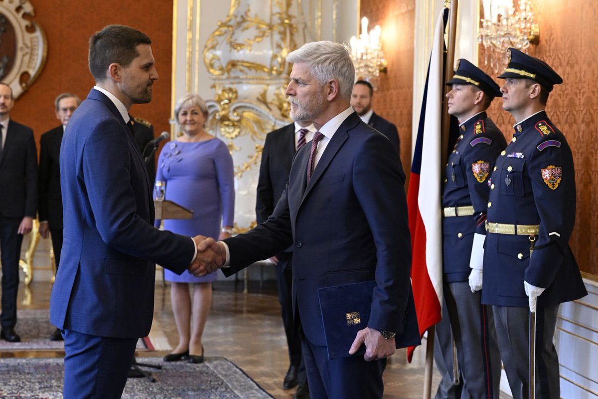 MarekVyborny's tweet photo. Blahopřeji @hladikpe k jmenování ministrem. Přeji mu dostatek sil a inspirace pro důležitou oblast péče o krajinu a životní prostředí. Je naši odpovědnosti o toto dědictví pečovat a předat ho nezničené našim potomkům. 🍀 I to je jedna z priorit @kducsl https://t.co/Ib4GK8Kbzp