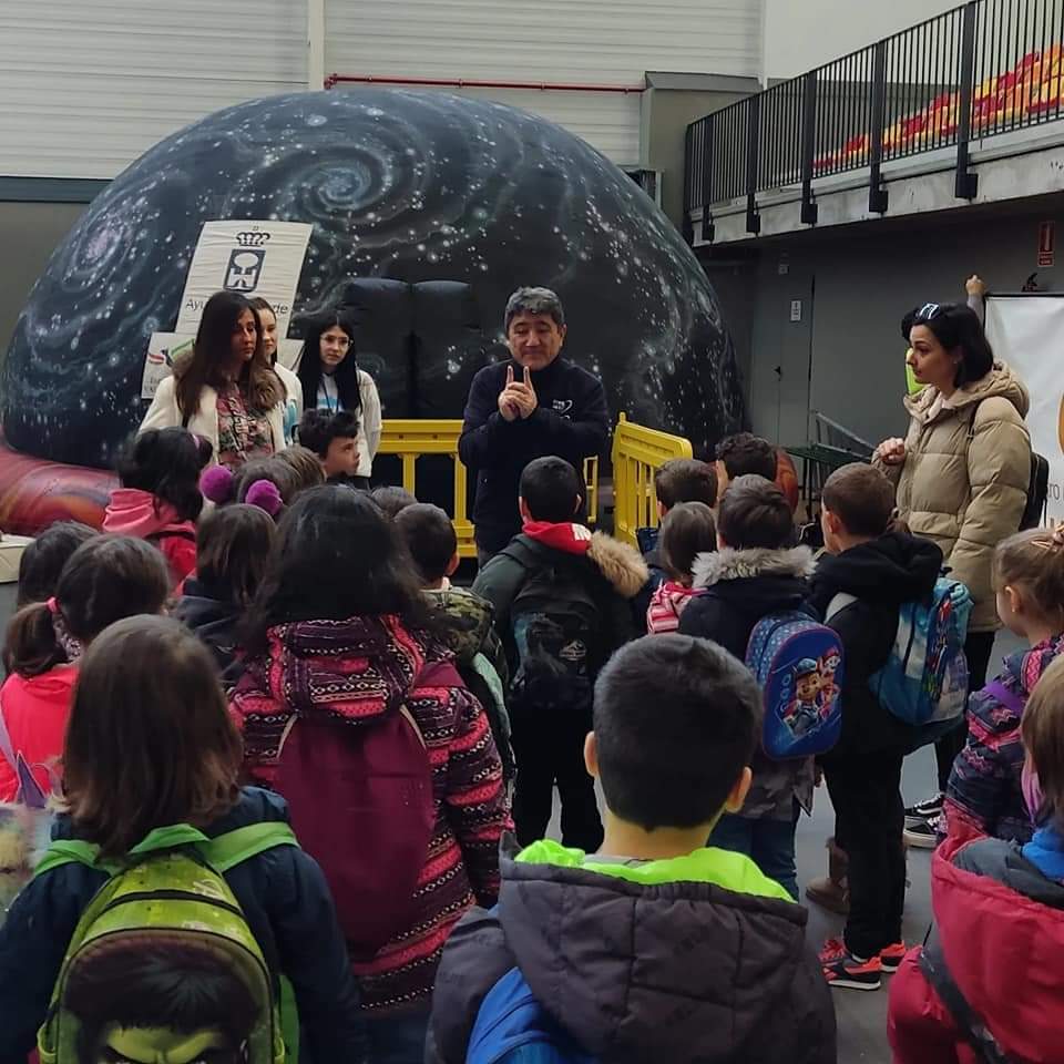 AstroYebes's tweet photo. 📣 Ya ha comenzado #expoastronómica2023‼️ 
Con la visita de los coles, planetario y proyecciones #Cadete Espacial de @4661filmfest 
👍 Mañana sábado abriremos al públicoa partir de las 9:30.
🎫 Entrada gratuita
#ciencia #divulgación #conocimiento #cine #cortometrajes #astronomía https://t.co/gXxlLrhCaX
