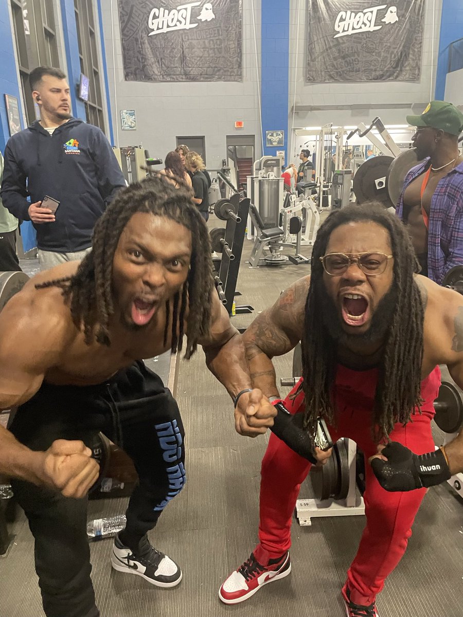 yochizzle100's tweet photo. When you train hard the flex is necessary -Let go ! @ndo_herc https://t.co/AfEiywHQbL