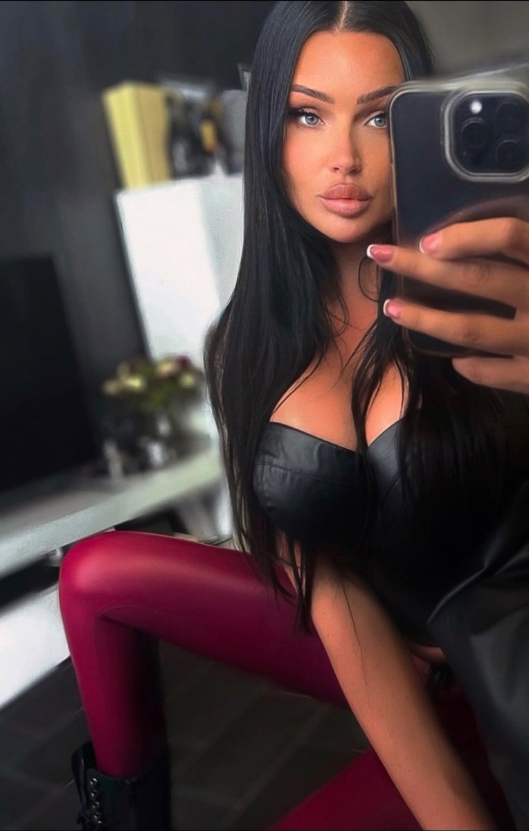 Lady__Jenna's tweet photo. RT if you love me leather https://t.co/Yf7eBeZ76R