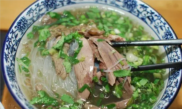HuntingFood1's tweet photo. 【牛羊肉泡饃 Shredded Pancakes in Mutton Soup】
It is a local Moslem delicacy honored as a “super dish in Shanxi”. It has the characteristic of tender meat and thick soup, with a delicious taste. https://t.co/7G7qw6IOhi