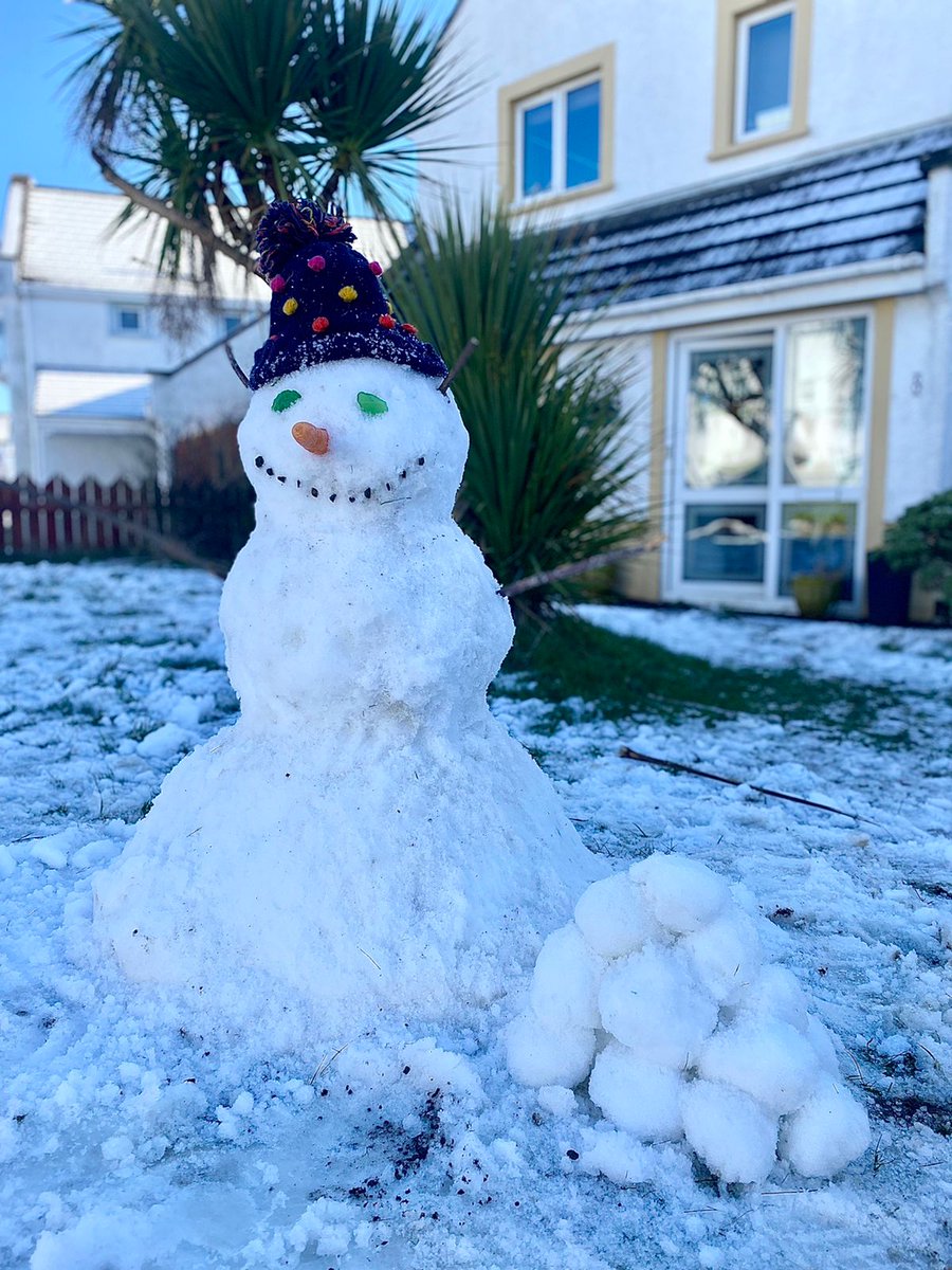 aerotech_intl's tweet photo. Snow day for the #iom &amp; the joy of snow in March has not gone unnoticed. First member of the Aerotech team to create a Snow-Plane wins! *never fear we are still replying to messages from clients &amp; consultants requirements in between dodging snow balls. https://t.co/HcYwxqhKyT
