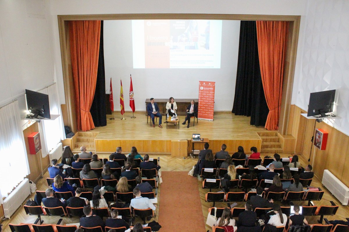 ECOnomistaVAlor's tweet photo. #ECOnomistaVAlor presente en el <<I ENCUENTRO DE JÓVENES ECONOMISTAS>>  con @juandemargarida Decano del @ECOnomistaVAlor y @Pablo_Vicente_ Pdte. de jóvenes economistas ECOVA.

Muchas gracias al @EconomistasOrg  por esta gran organización y oportunidad para los más jóvenes. https://t.co/nEmzWMOCkl