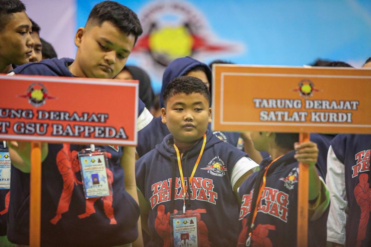 halo_bandung's tweet photo. Kategori yang dipertandingkan pada kejuaraan ini yaitu tarung dan seni gerak. Sedangkan tingkatannya yaitu SD, SMP, SMA dan Umum putra dan putri dengan total ada 283 peserta.
#AaBoxer #TarungDerajat #BangkitBeramaUntukBandungJuara https://t.co/C5HtTz4gKt
